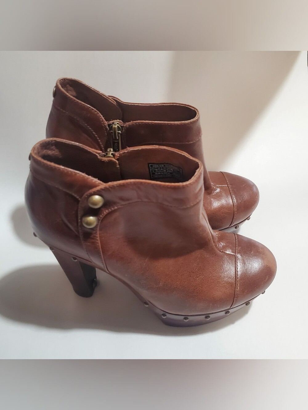 UGG AMBROGIA VINTAGE STYLE LEATHER HEELED BOOTIES. STUDDED. CLOG BOOT 7